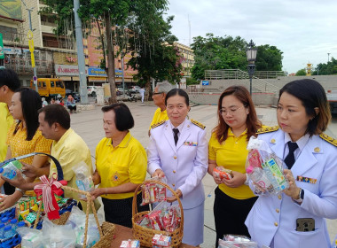 ร่วมพิธีทำบุญตักบาตร เนื่องในโอกาสวันเฉลิมพระชนมพรรษา 28 ... พารามิเตอร์รูปภาพ 3