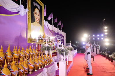 พิธีถวายเครื่องราชสักการะและวางพานพุ่ม ... พารามิเตอร์รูปภาพ 1