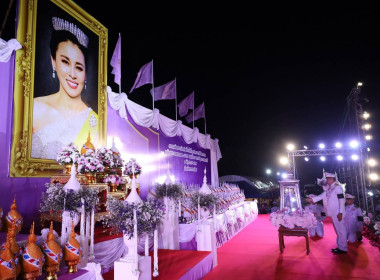 พิธีถวายเครื่องราชสักการะและวางพานพุ่ม ... พารามิเตอร์รูปภาพ 1