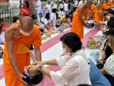 ตักบาตรพระ 10,000 รูป ทำบุญเมืองนครราชสีมา 556 ปี พารามิเตอร์รูปภาพ 1