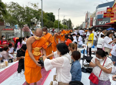 ตักบาตรพระ 10,000 รูป ทำบุญเมืองนครราชสีมา 556 ปี พารามิเตอร์รูปภาพ 2