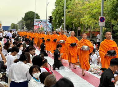 ตักบาตรพระ 10,000 รูป ทำบุญเมืองนครราชสีมา 556 ปี พารามิเตอร์รูปภาพ 3